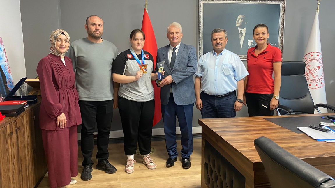 AVRUPA ŞAMPİYONU OLAN ÖĞRENCİMİZE HEDİYESİNİ İLÇE MİLLİ EĞİTİM MÜDÜRÜMÜZ VERMİŞTİR