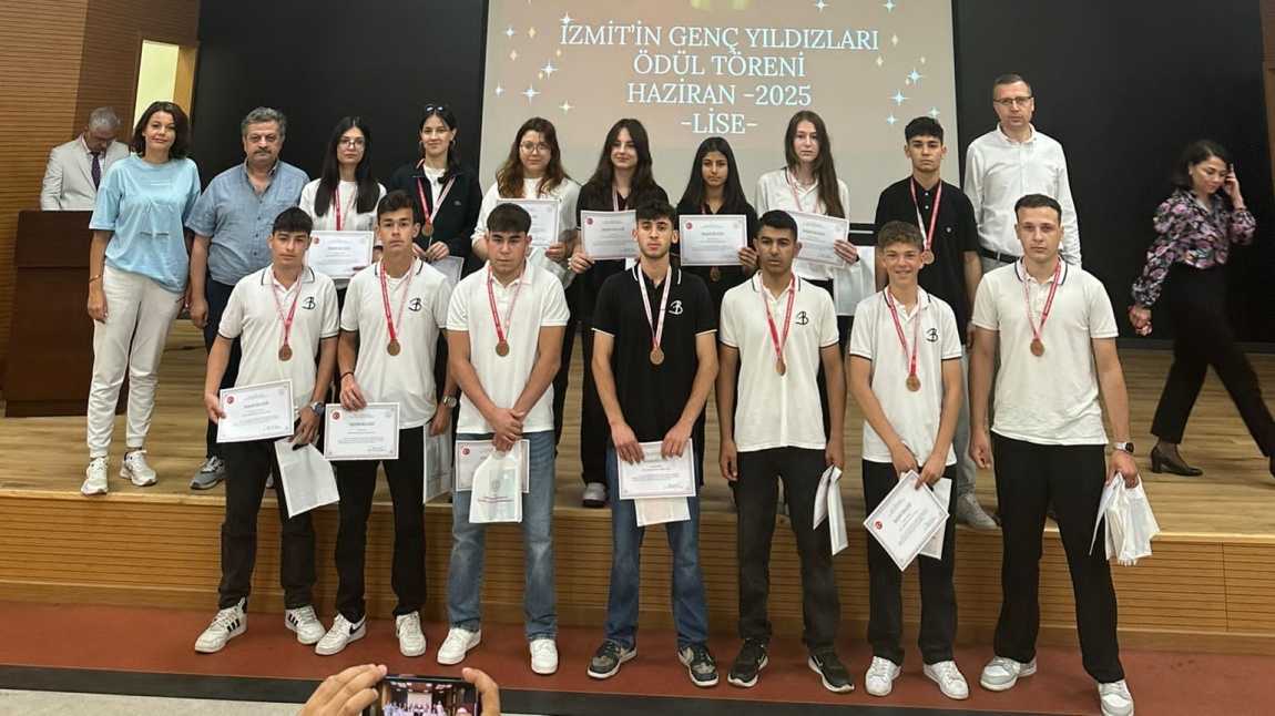 OKULUMUZ İZMİT'İN GENÇ YILDIZLARI TÖRENİNDEYDİ